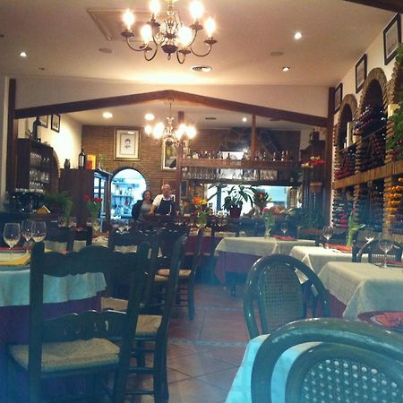 Hostal El Puerto Калета Де Велес Екстериор снимка