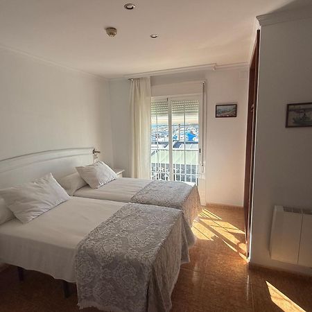 Hostal El Puerto Калета Де Велес Екстериор снимка