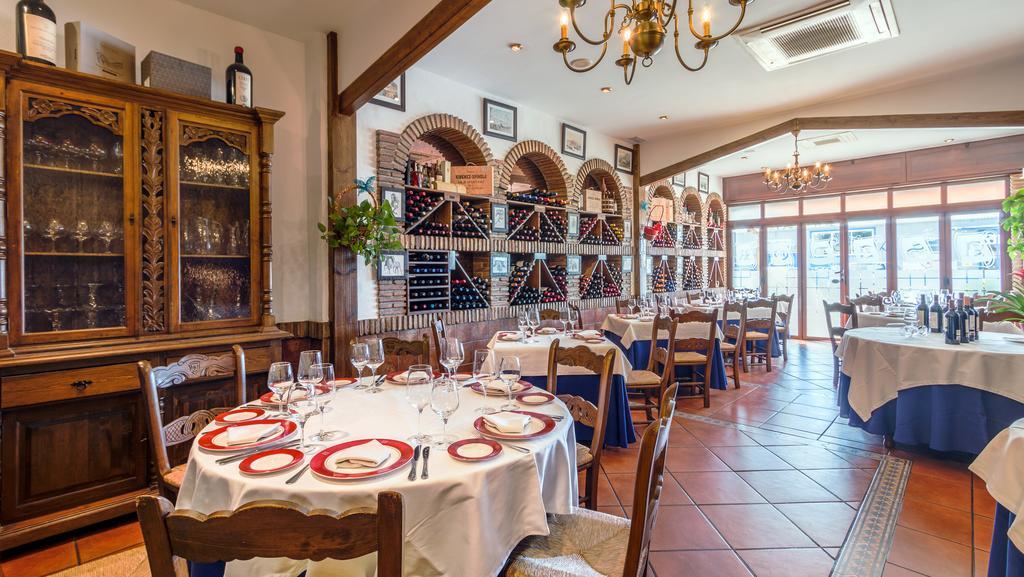 Hostal El Puerto Калета Де Велес Екстериор снимка