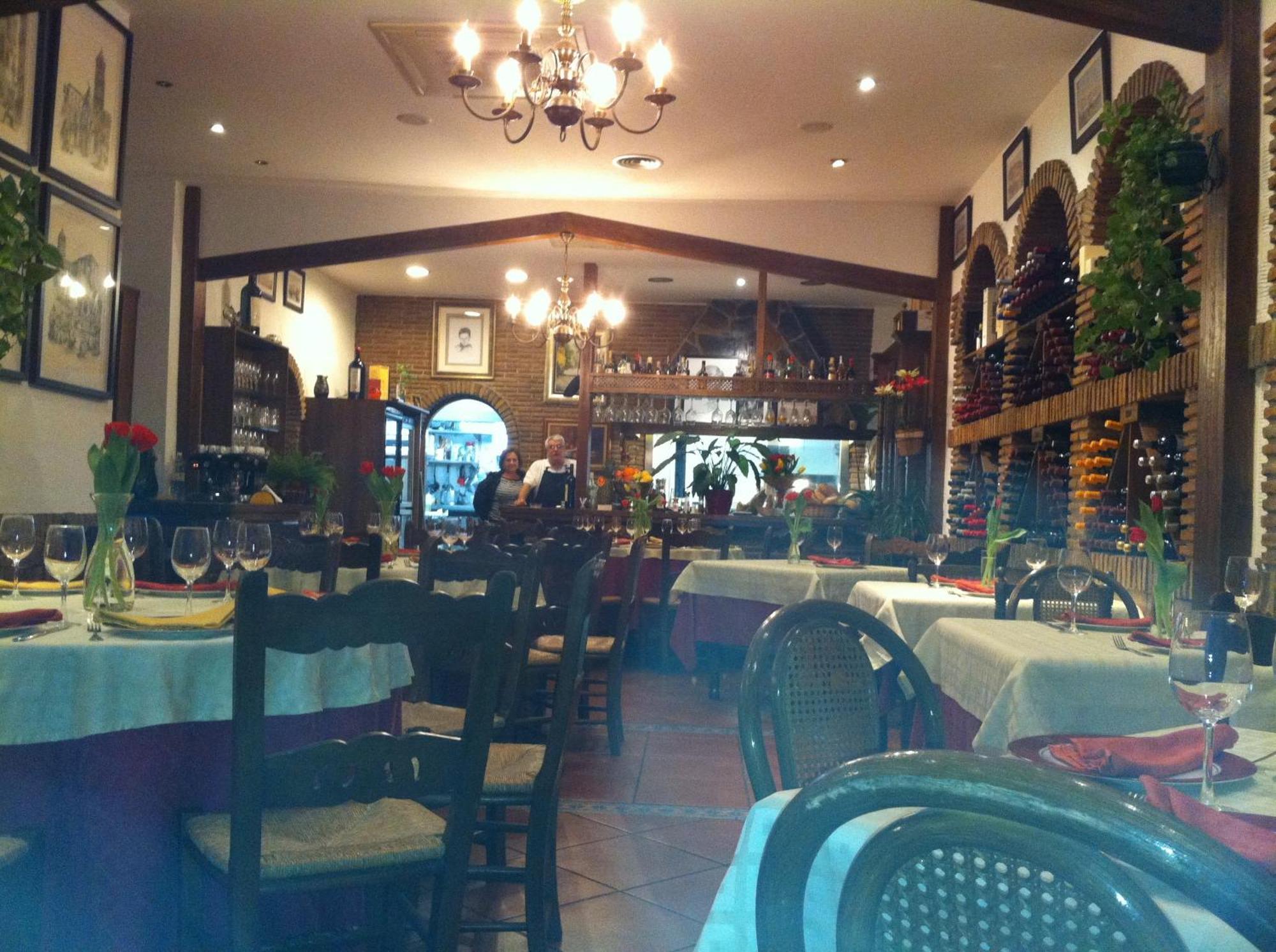 Hostal El Puerto Калета Де Велес Екстериор снимка