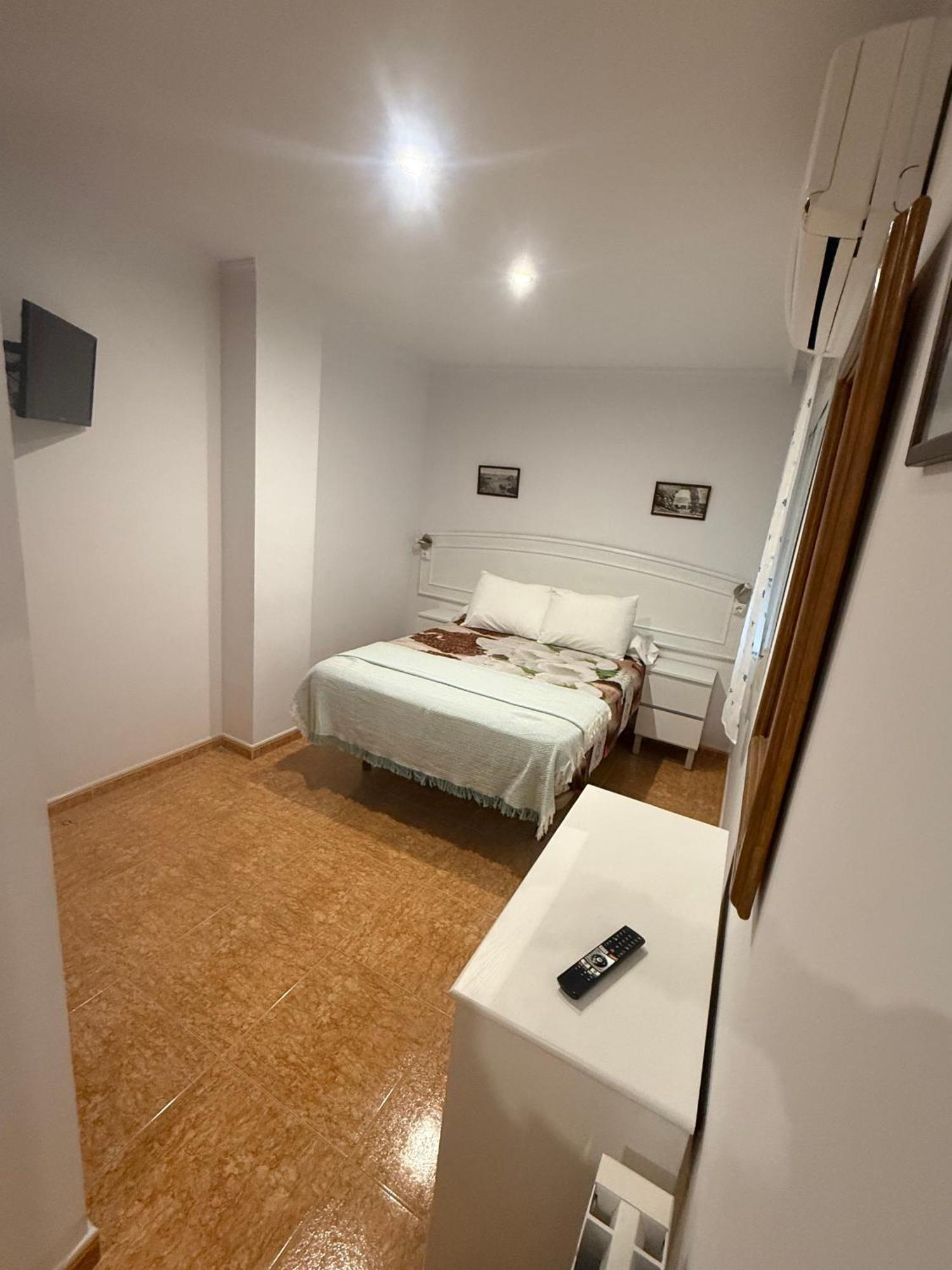 Hostal El Puerto Калета Де Велес Екстериор снимка