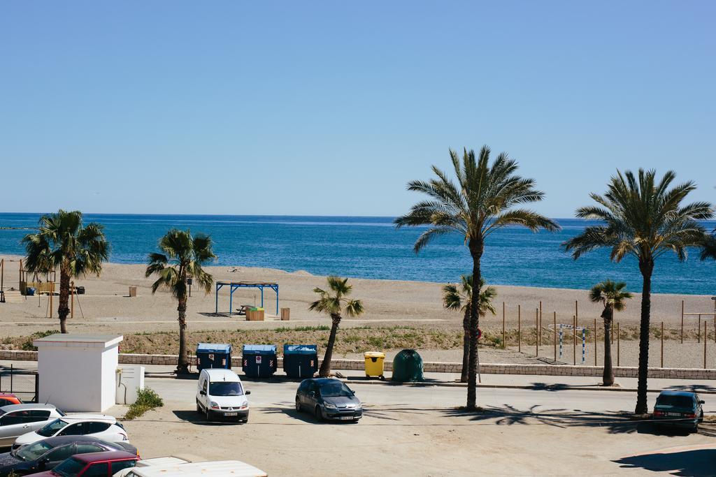 Hostal El Puerto Калета Де Велес Екстериор снимка