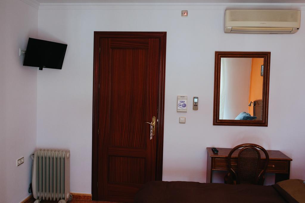 Hostal El Puerto Калета Де Велес Екстериор снимка