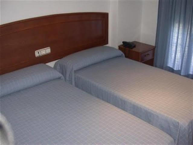 Hostal El Puerto Калета Де Велес Екстериор снимка