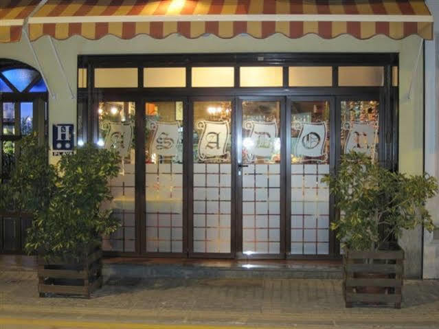Hostal El Puerto Калета Де Велес Екстериор снимка