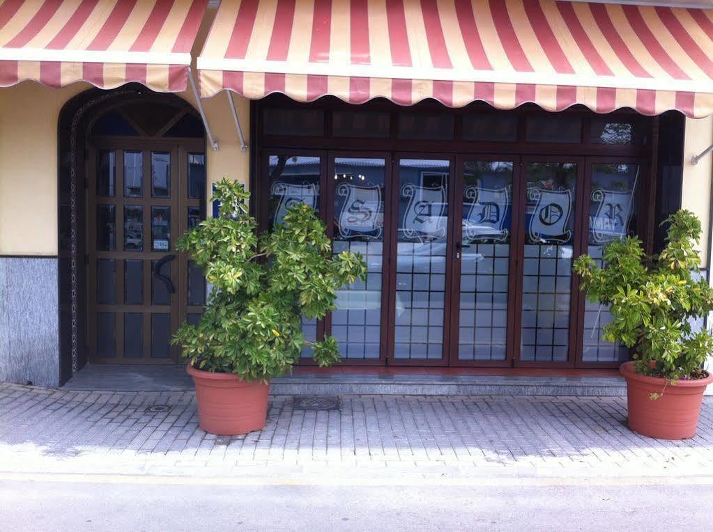 Hostal El Puerto Калета Де Велес Екстериор снимка