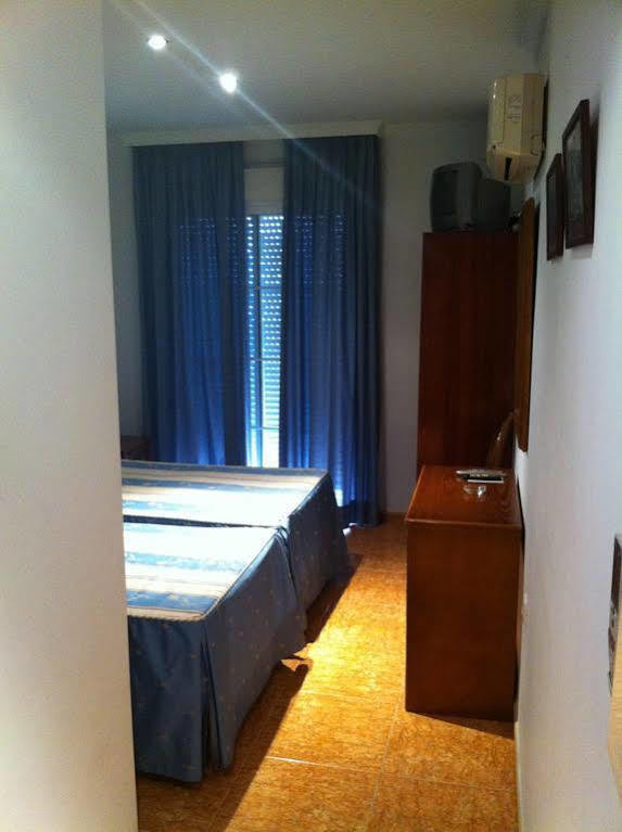 Hostal El Puerto Калета Де Велес Екстериор снимка
