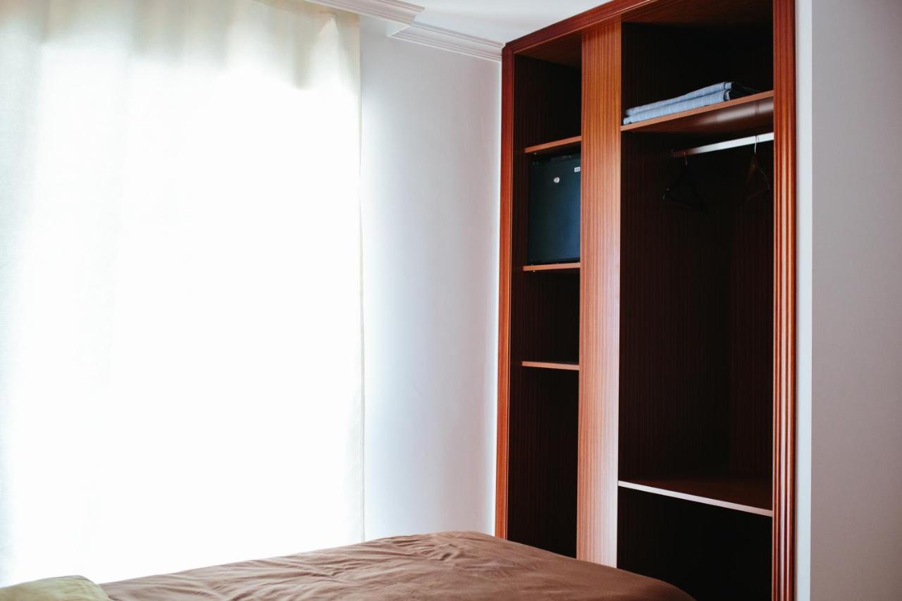 Hostal El Puerto Калета Де Велес Екстериор снимка