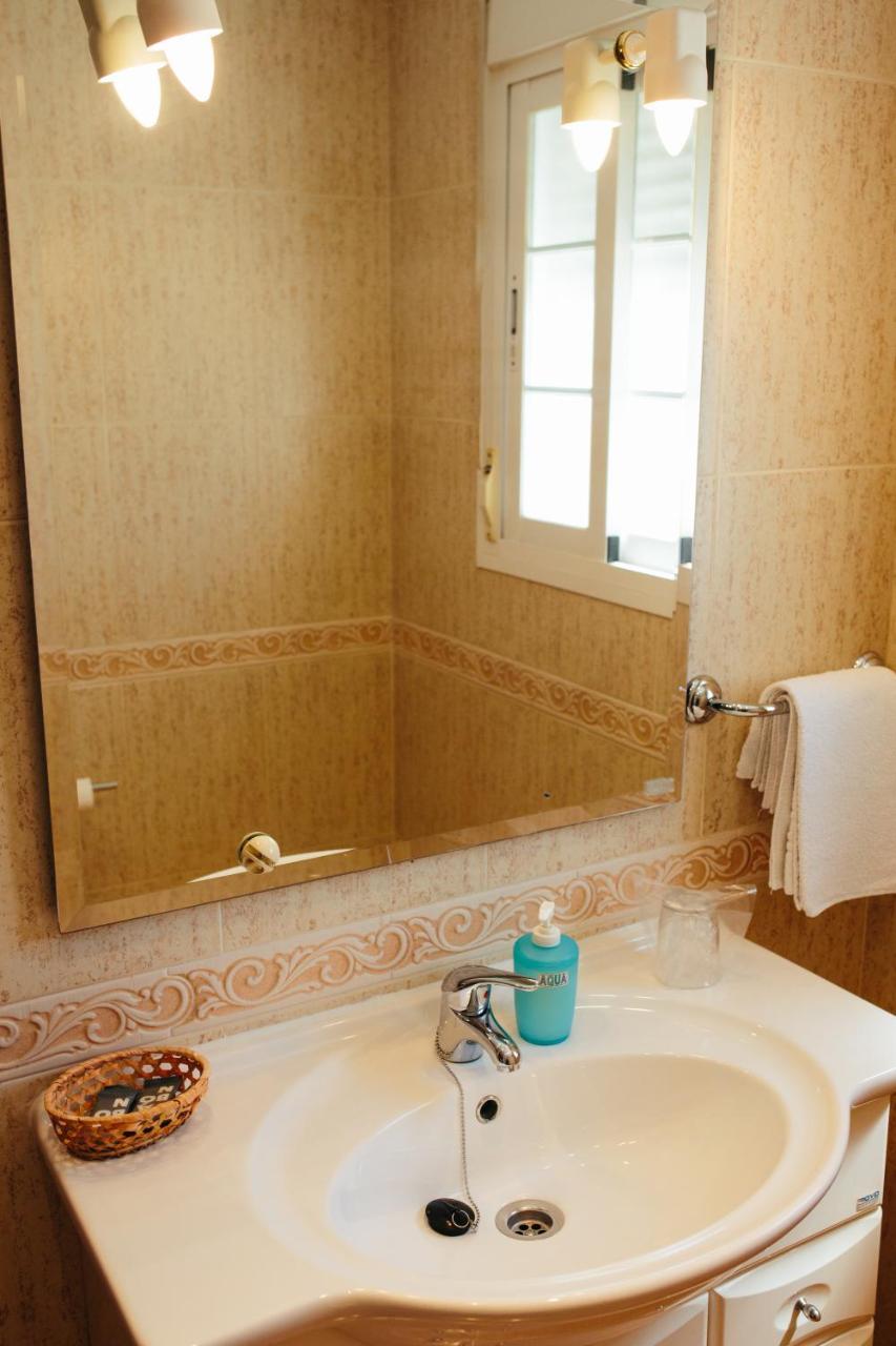 Hostal El Puerto Калета Де Велес Екстериор снимка